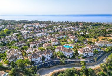 Okazuje się, że trzy sypialnie podwyższone piętro mieszkalne w przedtigowej społeczności, Monte Paraíso, w Golden Mile Marbella