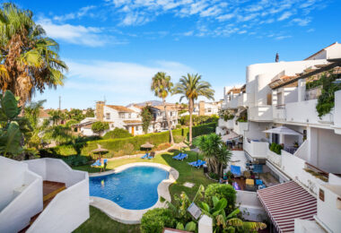 Lovely, dwie sypialnie na południe od penthouse w ufortyfikowanej miejscowości Bel Air Gardens, Estepona na wschodzie