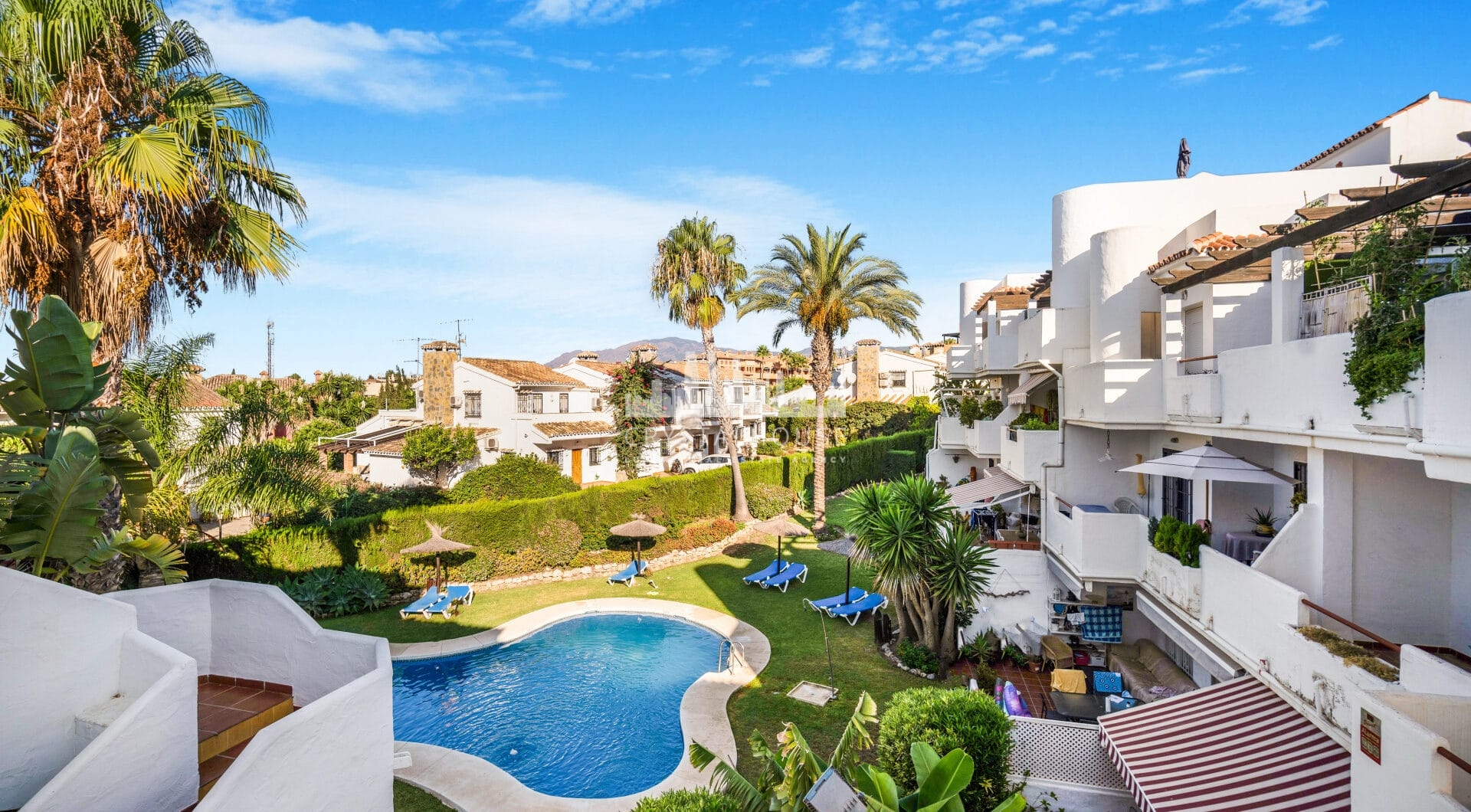 Lovely, dwie sypialnie na południe od penthouse w ufortyfikowanej miejscowości Bel Air Gardens, Estepona na wschodzie