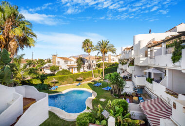 Lovely, dwie sypialnie na południe od penthouse w ufortyfikowanej miejscowości Bel Air Gardens, Estepona na wschodzie