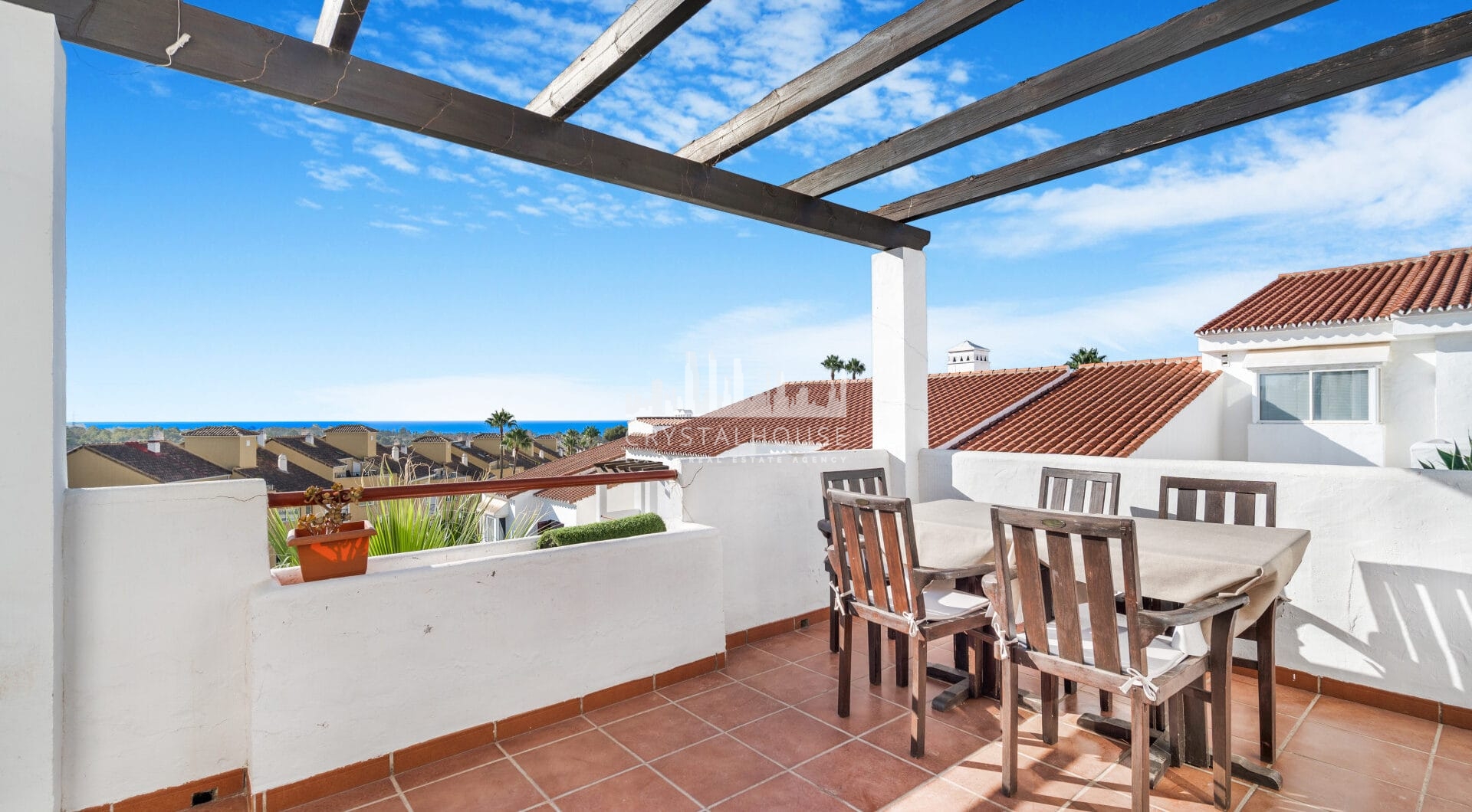 Lovely, dwie sypialnie na południe od penthouse w ufortyfikowanej miejscowości Bel Air Gardens, Estepona na wschodzie