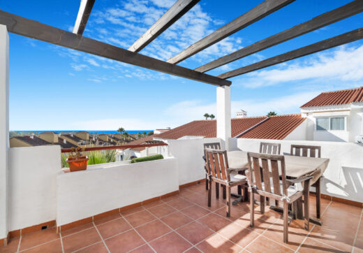 Lovely, dwie sypialnie na południe od penthouse w ufortyfikowanej miejscowości Bel Air Gardens, Estepona na wschodzie