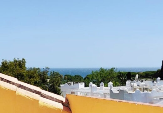 W dwóch salach penthouse zlokalizowanych w pierwszej lokalizacji Złotej Miley, Marbella z widokiem morza