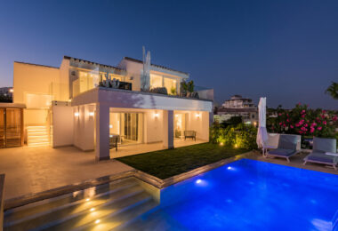 AMAZING FRONT-LINE VILLA AT ARENA BEACH