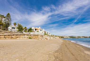 AMAZING FRONT-LINE VILLA AT ARENA BEACH