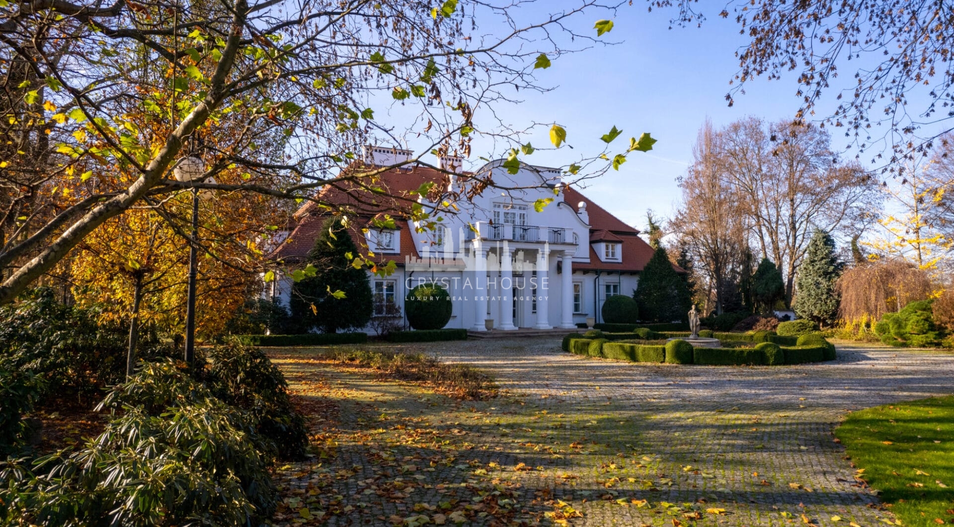 Zabytkowy zespół dworsko-parkowy wraz ze stadniną