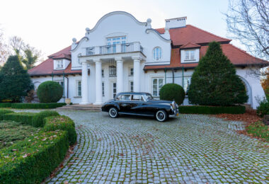 Zabytkowy zespół dworsko-parkowy wraz ze stadniną