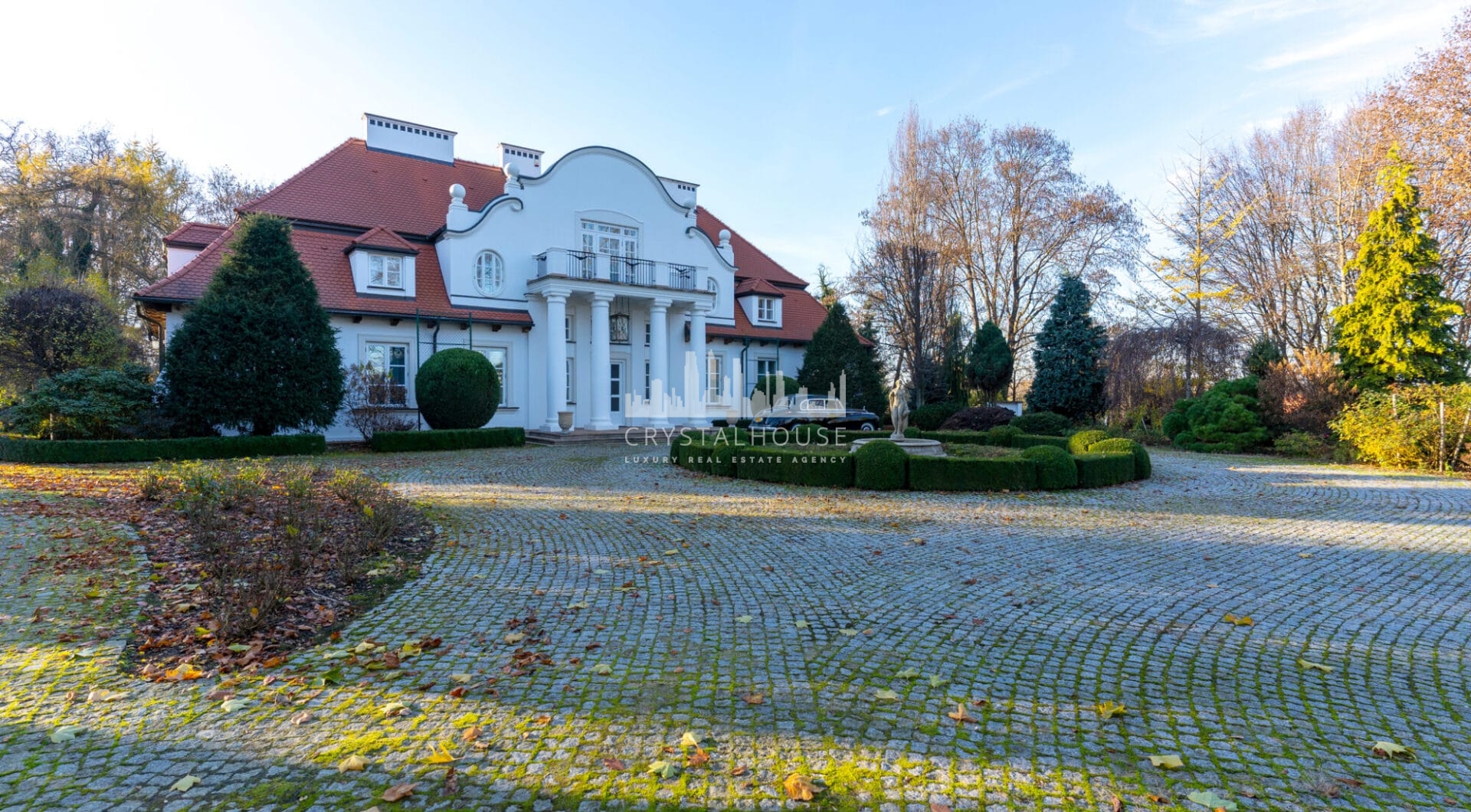 Zabytkowy zespół dworsko-parkowy wraz ze stadniną