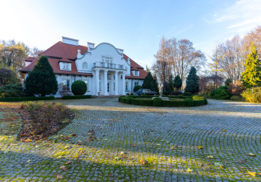 Zabytkowy zespół dworsko-parkowy wraz ze stadniną