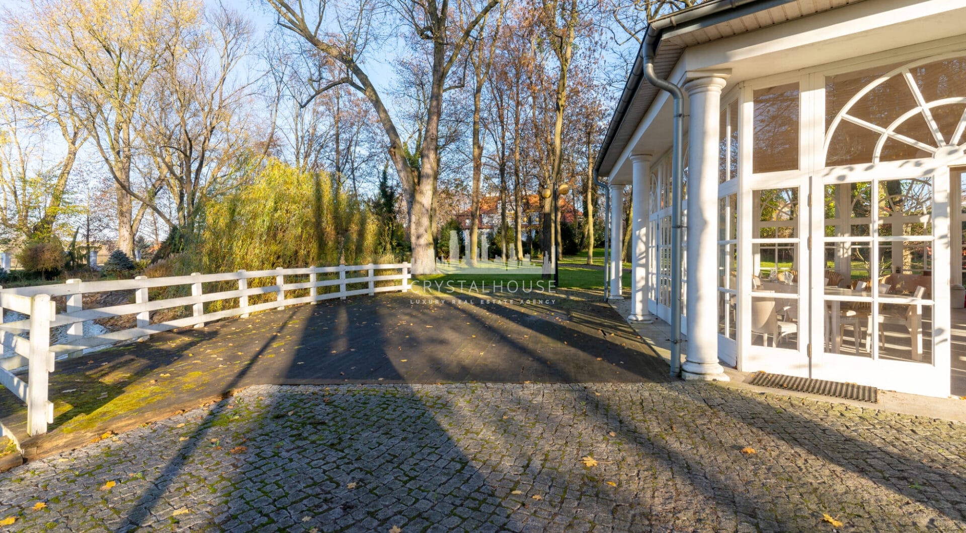 Zabytkowy zespół dworsko-parkowy wraz ze stadniną