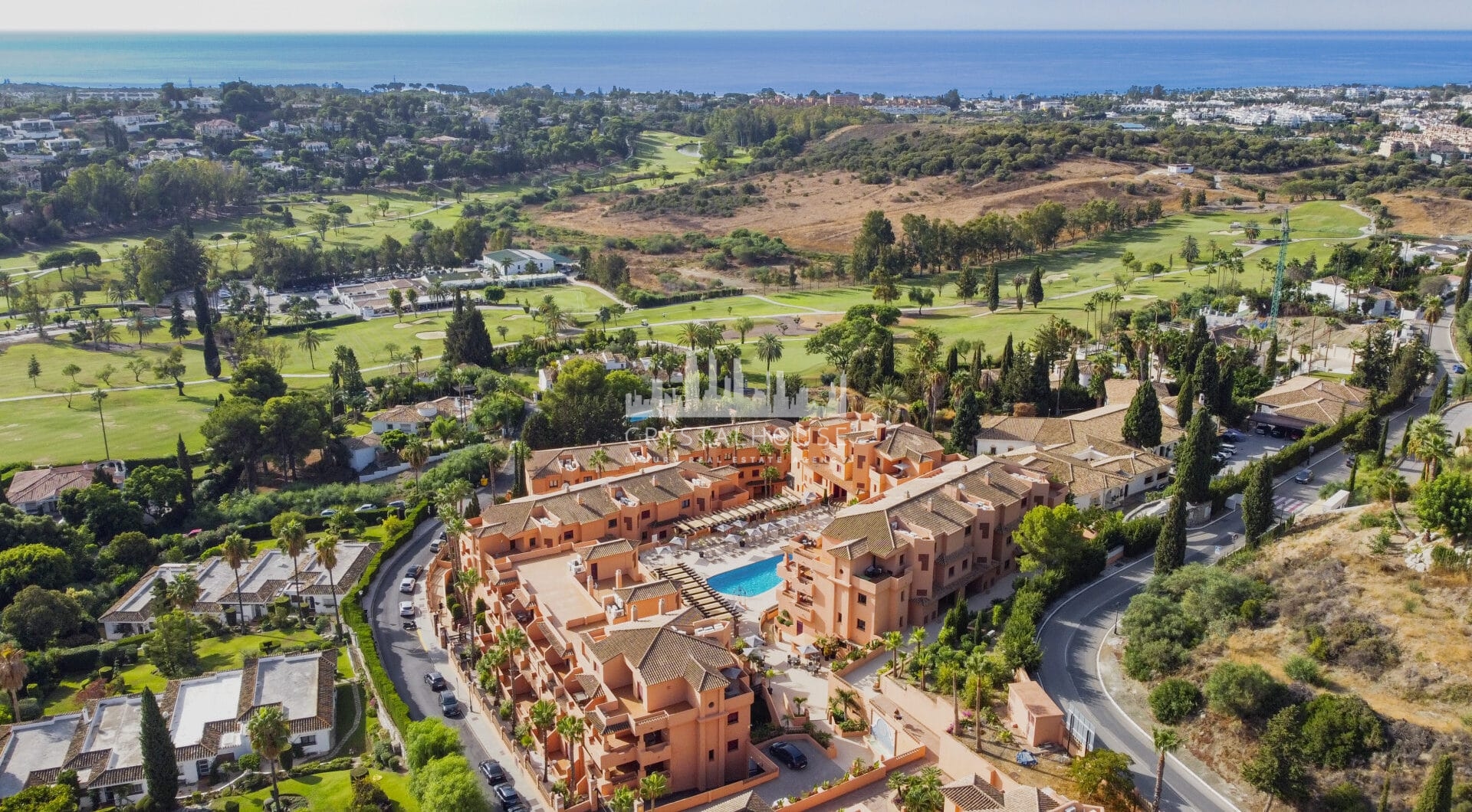 Pięknie zaprezentowano dwa sypialnie podwyższone piętro, znajdujące się w Urbanisation Royal Marbella Golf Resort