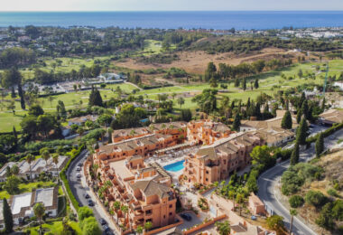 Pięknie zaprezentowano dwa sypialnie podwyższone piętro, znajdujące się w Urbanisation Royal Marbella Golf Resort