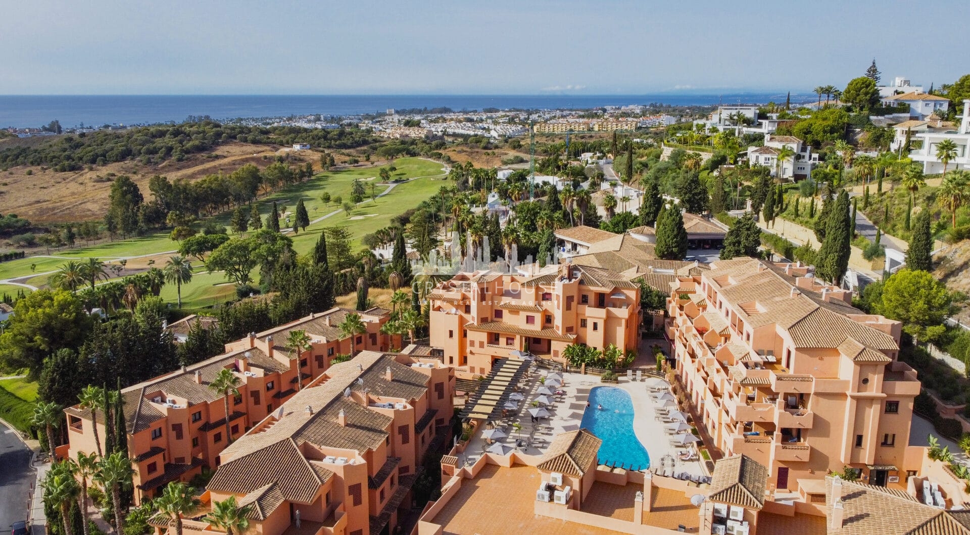 Pięknie zaprezentowano dwa sypialnie podwyższone piętro, znajdujące się w Urbanisation Royal Marbella Golf Resort