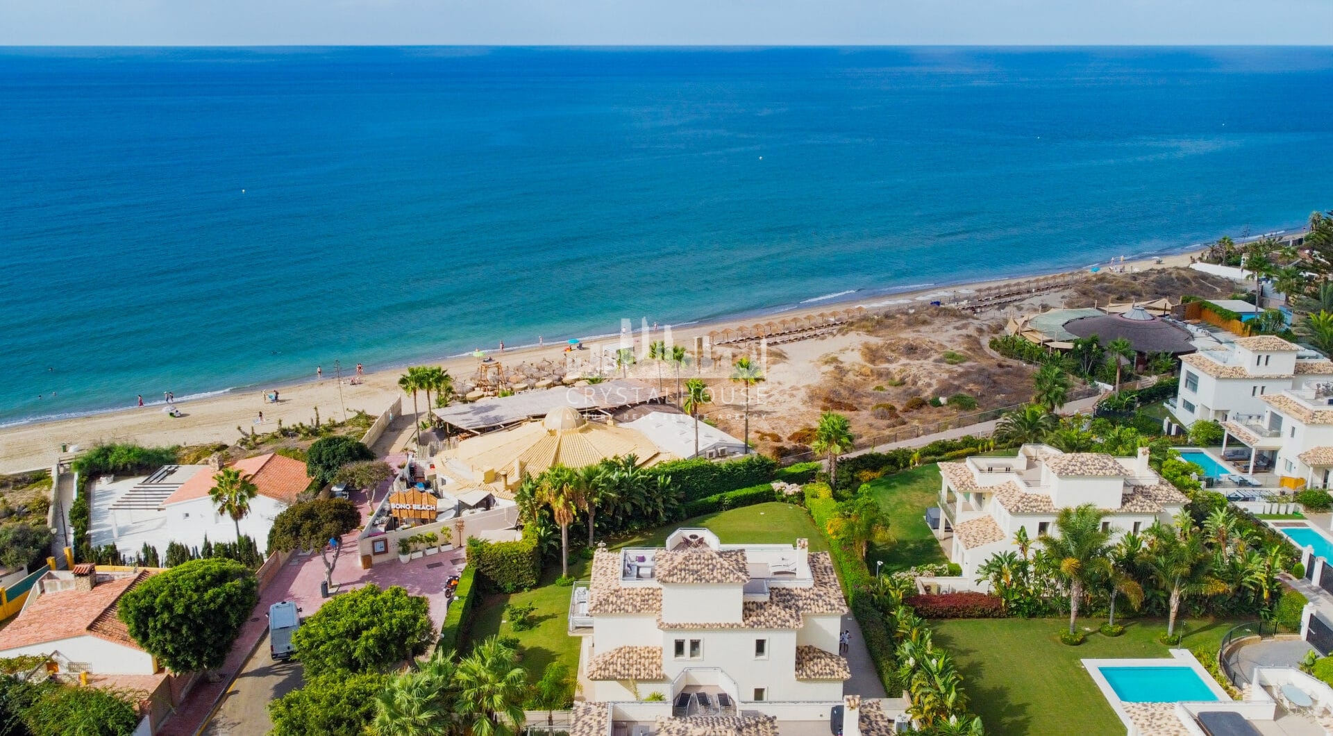 Pięć sypialni, na południe od willi na plaży, zlokalizowanej w El Rosario, Marbella East z niewiarygodnymi widokami morza