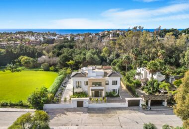 Na południe od willi w prestiżowej społeczności, Villas Del Marquez, na Marbella's Golden Mile