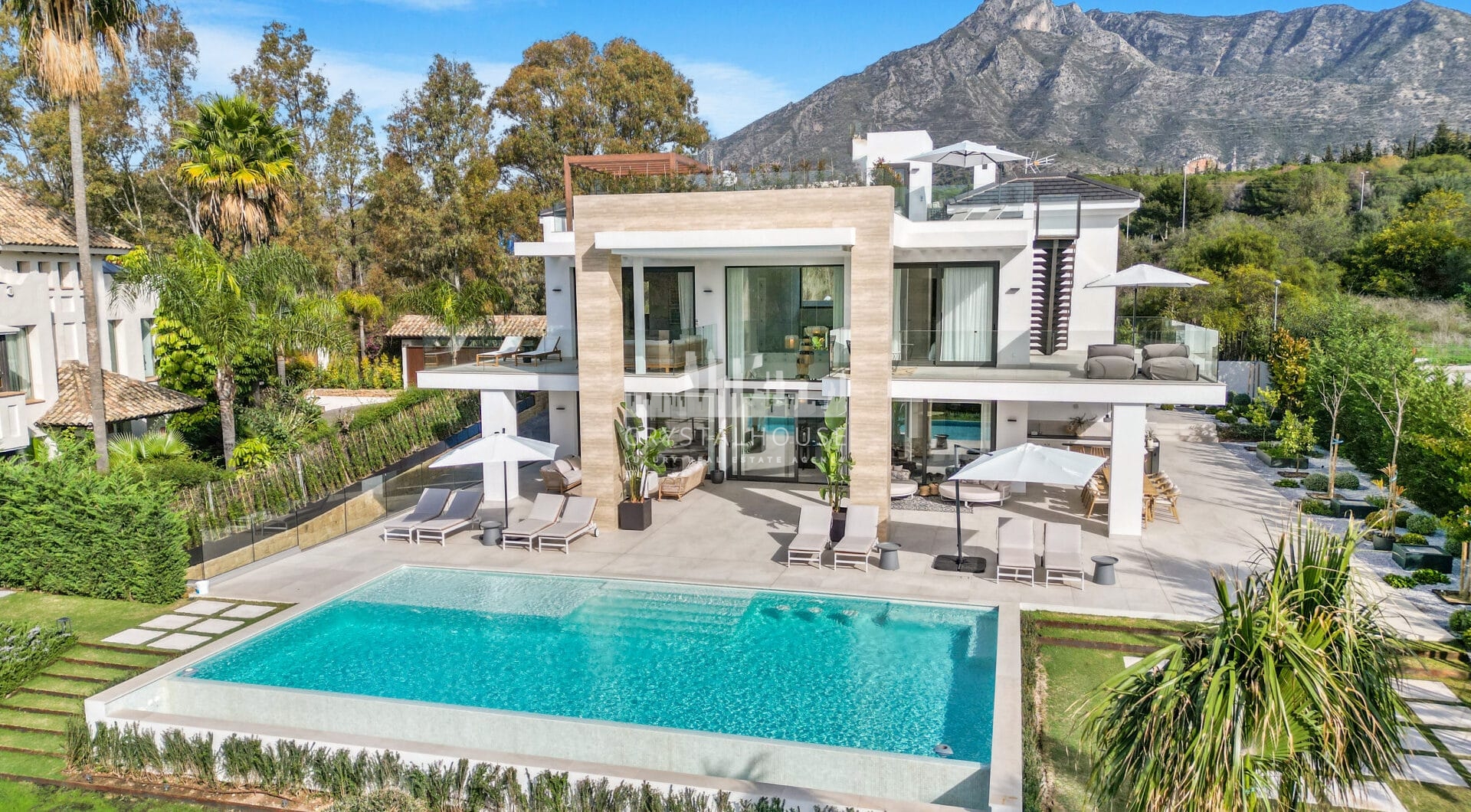 Na południe od willi w prestiżowej społeczności, Villas Del Marquez, na Marbella's Golden Mile