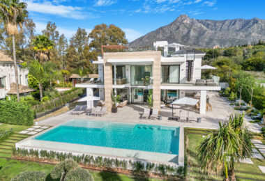 Na południe od willi w prestiżowej społeczności, Villas Del Marquez, na Marbella's Golden Mile