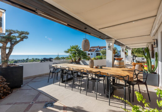 Niesamowity penthouse nad miastem Marbella; idealny do gotowania, degustacji win i rozrywki!