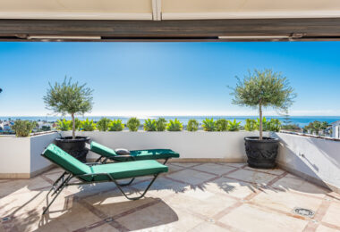 Niesamowity penthouse nad miastem Marbella; idealny do gotowania, degustacji win i rozrywki!