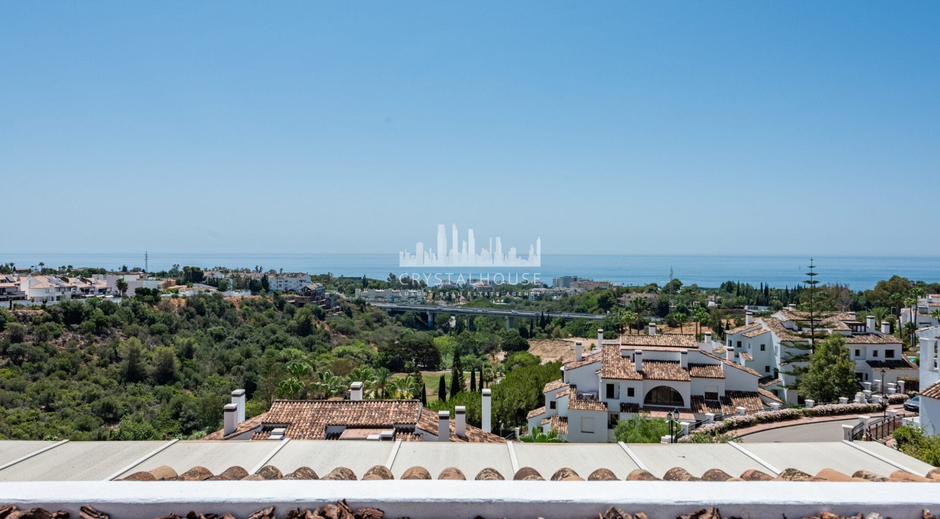 Niesamowity penthouse nad miastem Marbella; idealny do gotowania, degustacji win i rozrywki!