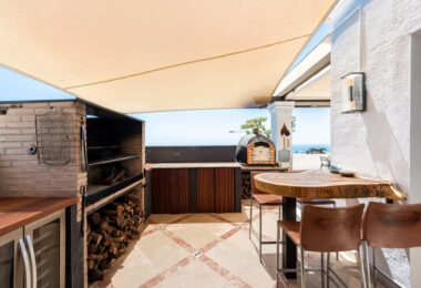 Niesamowity penthouse nad miastem Marbella; idealny do gotowania, degustacji win i rozrywki!