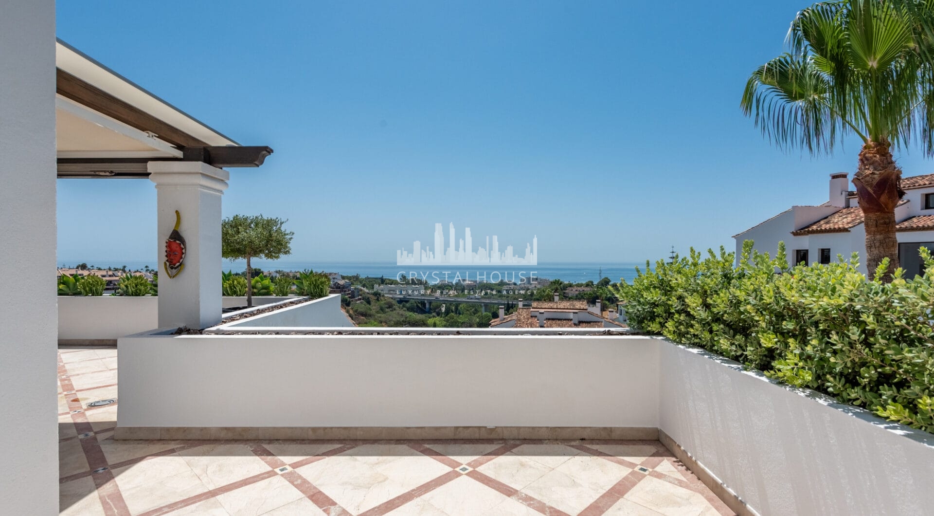 Niesamowity penthouse nad miastem Marbella; idealny do gotowania, degustacji win i rozrywki!