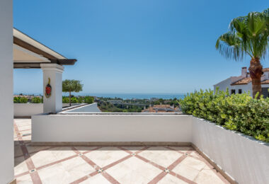 Niesamowity penthouse nad miastem Marbella; idealny do gotowania, degustacji win i rozrywki!