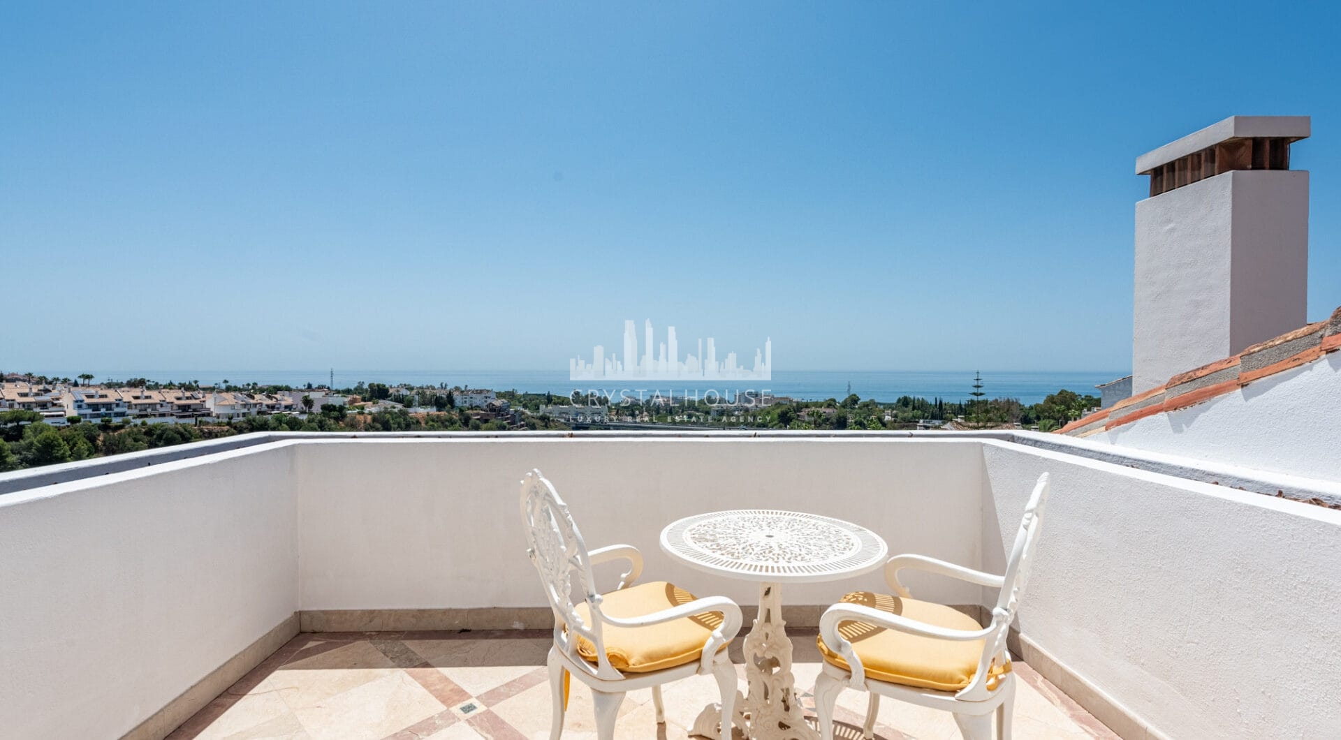 Niesamowity penthouse nad miastem Marbella; idealny do gotowania, degustacji win i rozrywki!