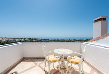 Niesamowity penthouse nad miastem Marbella; idealny do gotowania, degustacji win i rozrywki!