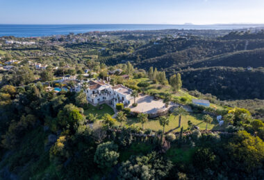 Amazing i unikalna posiadłość na szczycie wzgórza trwa tylko 3 minuty od plaży Laguna w pobliżu centrum Estepona!