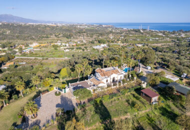 Amazing i unikalna posiadłość na szczycie wzgórza trwa tylko 3 minuty od plaży Laguna w pobliżu centrum Estepona!