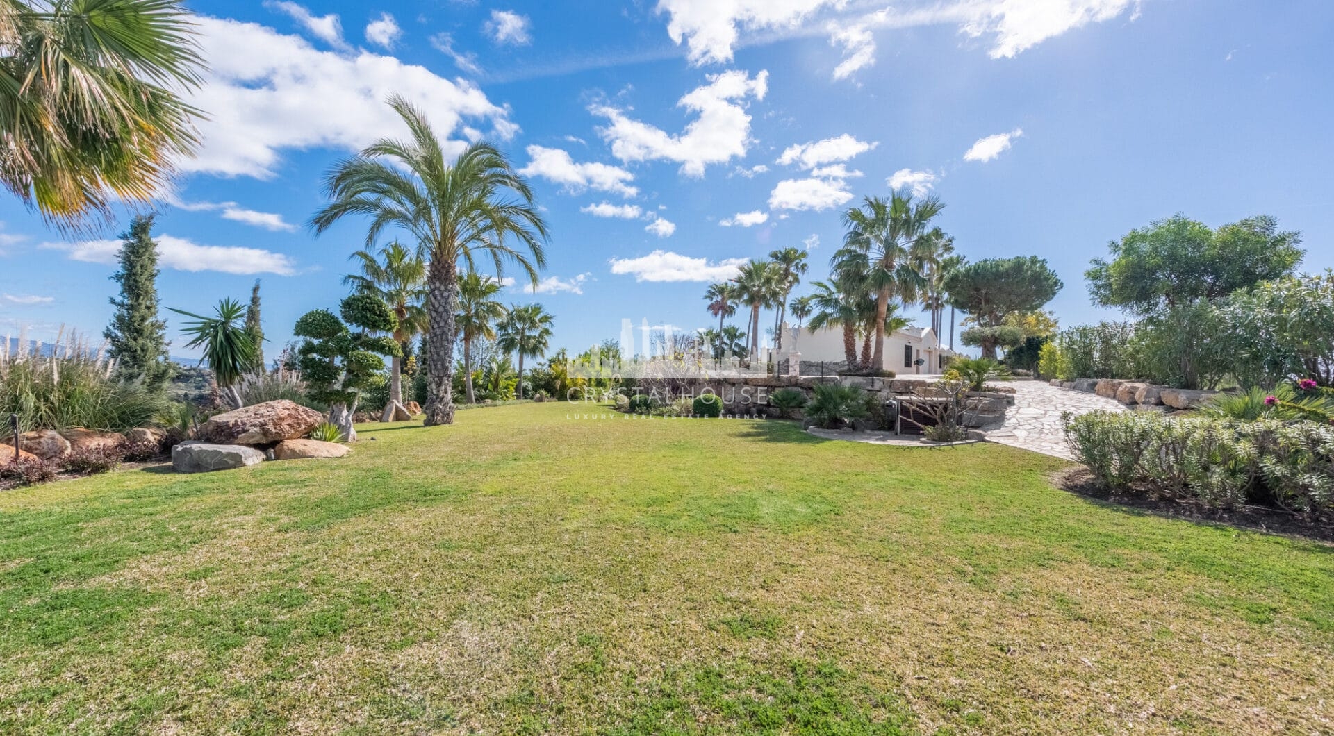 Amazing i unikalna posiadłość na szczycie wzgórza trwa tylko 3 minuty od plaży Laguna w pobliżu centrum Estepona!