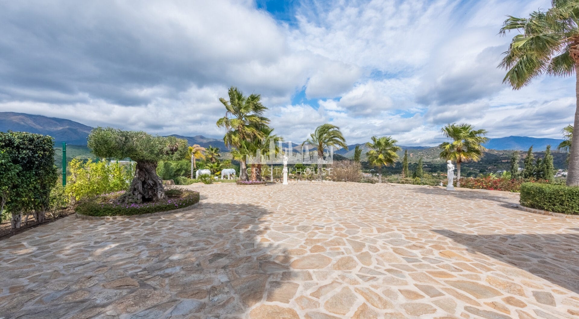 Amazing i unikalna posiadłość na szczycie wzgórza trwa tylko 3 minuty od plaży Laguna w pobliżu centrum Estepona!