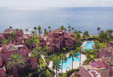 Naciśnięte dwie sypialnie, frontowe mieszkanie na plaży, zlokalizowane w luksusowej miejscowości Menara Beach, Estepona.