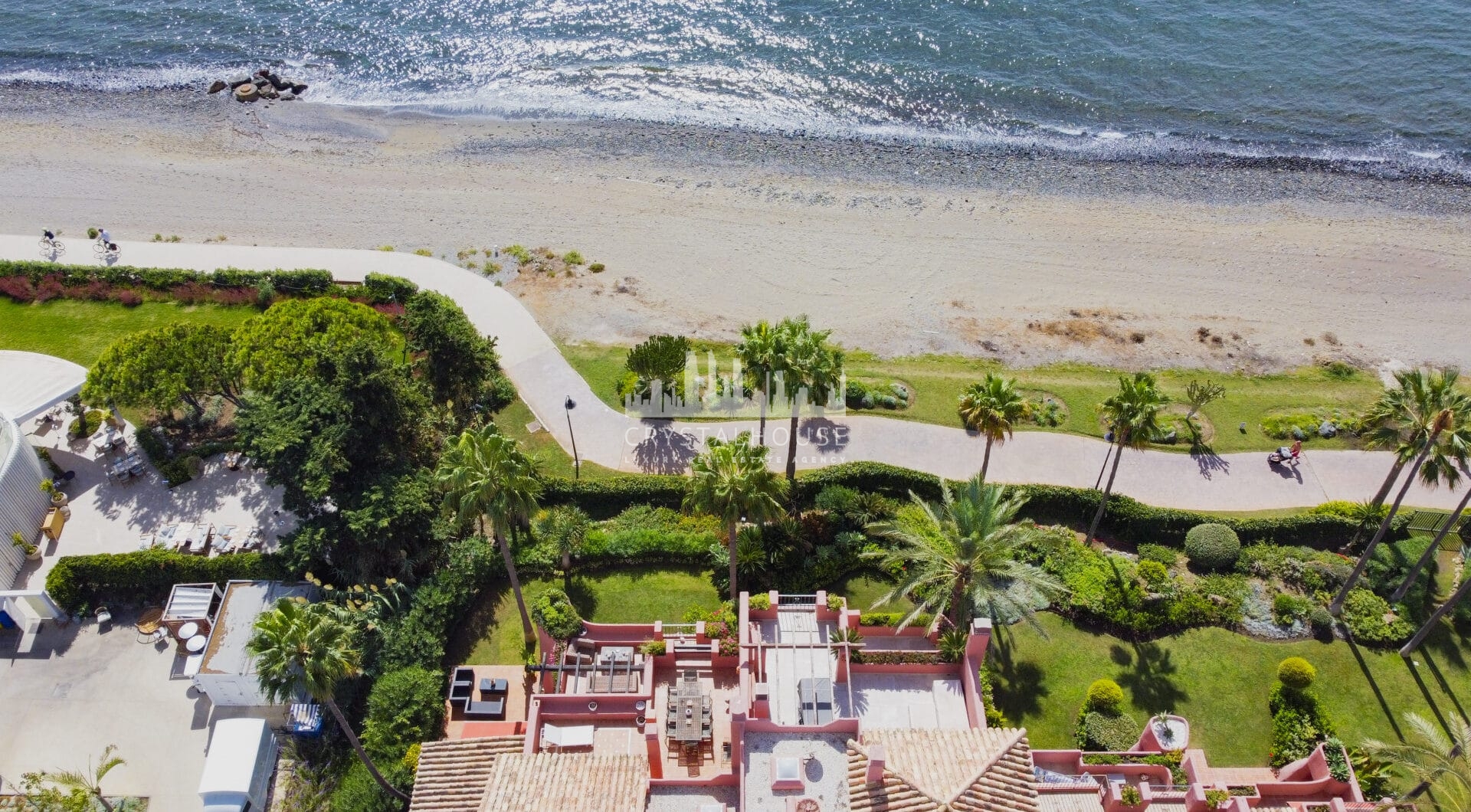 Naciśnięte dwie sypialnie, frontowe mieszkanie na plaży, zlokalizowane w luksusowej miejscowości Menara Beach, Estepona.