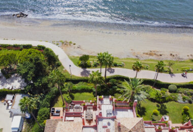 Naciśnięte dwie sypialnie, frontowe mieszkanie na plaży, zlokalizowane w luksusowej miejscowości Menara Beach, Estepona.