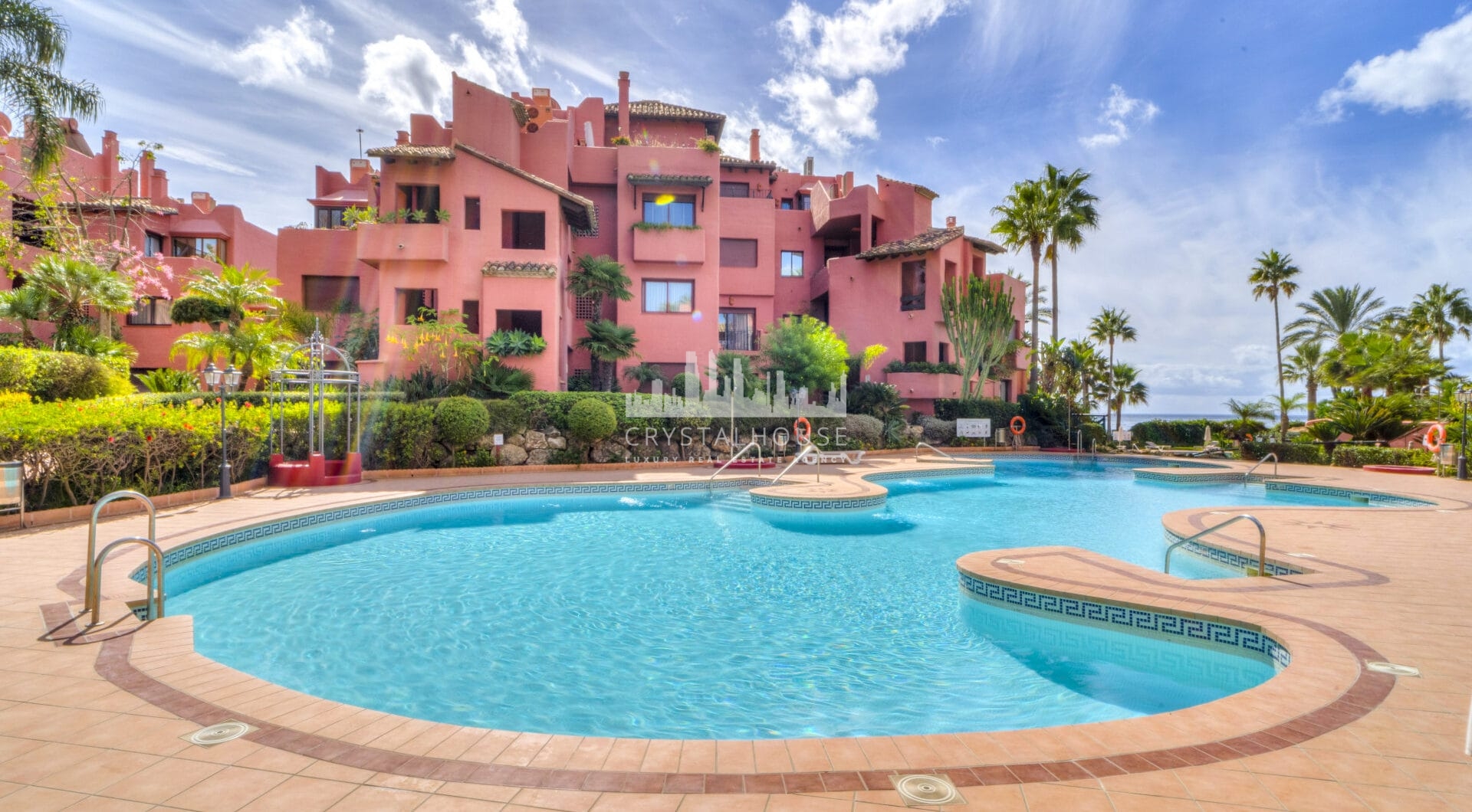 Naciśnięte dwie sypialnie, frontowe mieszkanie na plaży, zlokalizowane w luksusowej miejscowości Menara Beach, Estepona.