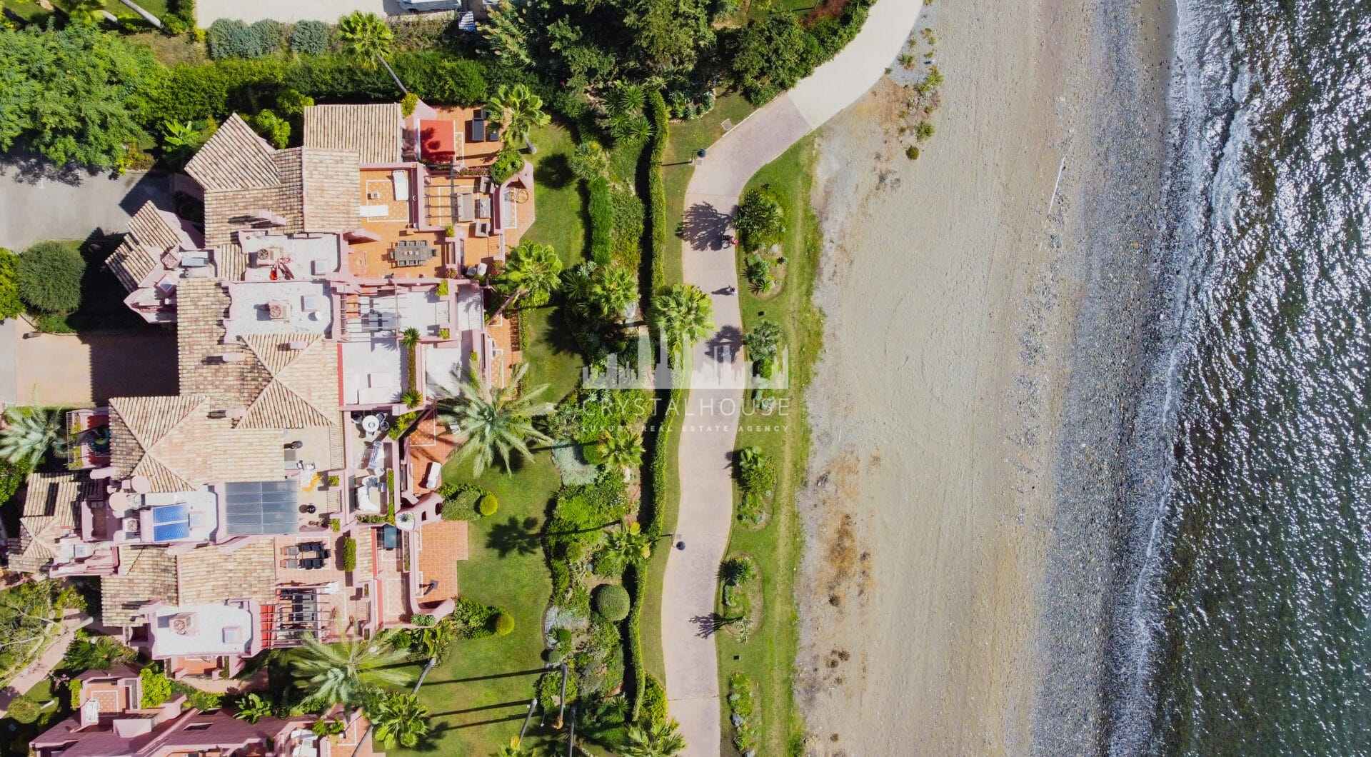 Naciśnięte dwie sypialnie, frontowe mieszkanie na plaży, zlokalizowane w luksusowej miejscowości Menara Beach, Estepona.