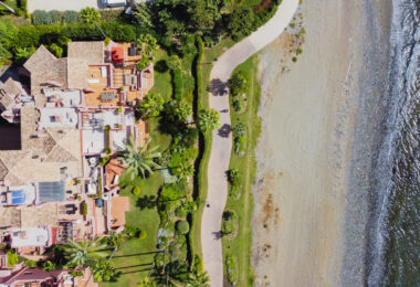 Naciśnięte dwie sypialnie, frontowe mieszkanie na plaży, zlokalizowane w luksusowej miejscowości Menara Beach, Estepona.