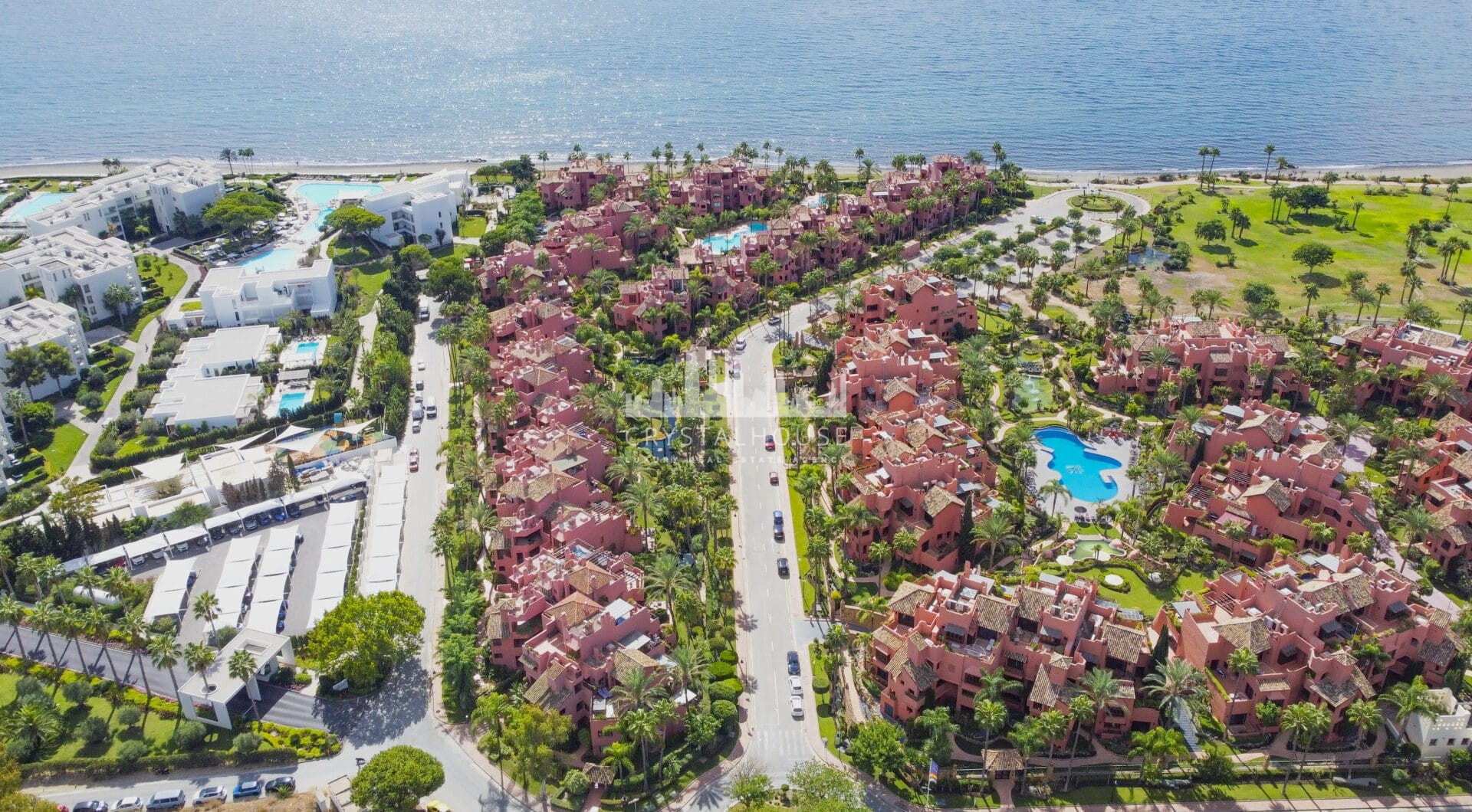 Naciśnięte dwie sypialnie, frontowe mieszkanie na plaży, zlokalizowane w luksusowej miejscowości Menara Beach, Estepona.