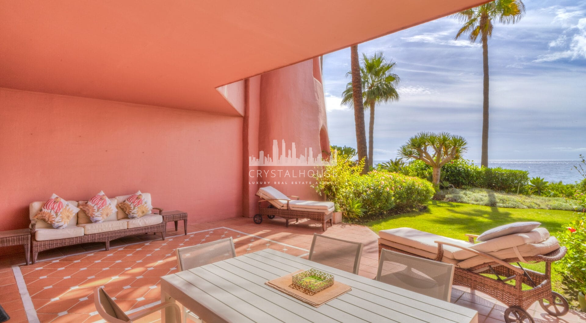 Naciśnięte dwie sypialnie, frontowe mieszkanie na plaży, zlokalizowane w luksusowej miejscowości Menara Beach, Estepona.