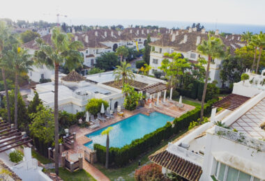 Imponujące trzy sypialnie parter apartament położony w wyłącznej społeczności Monte Paraiso, Marbella