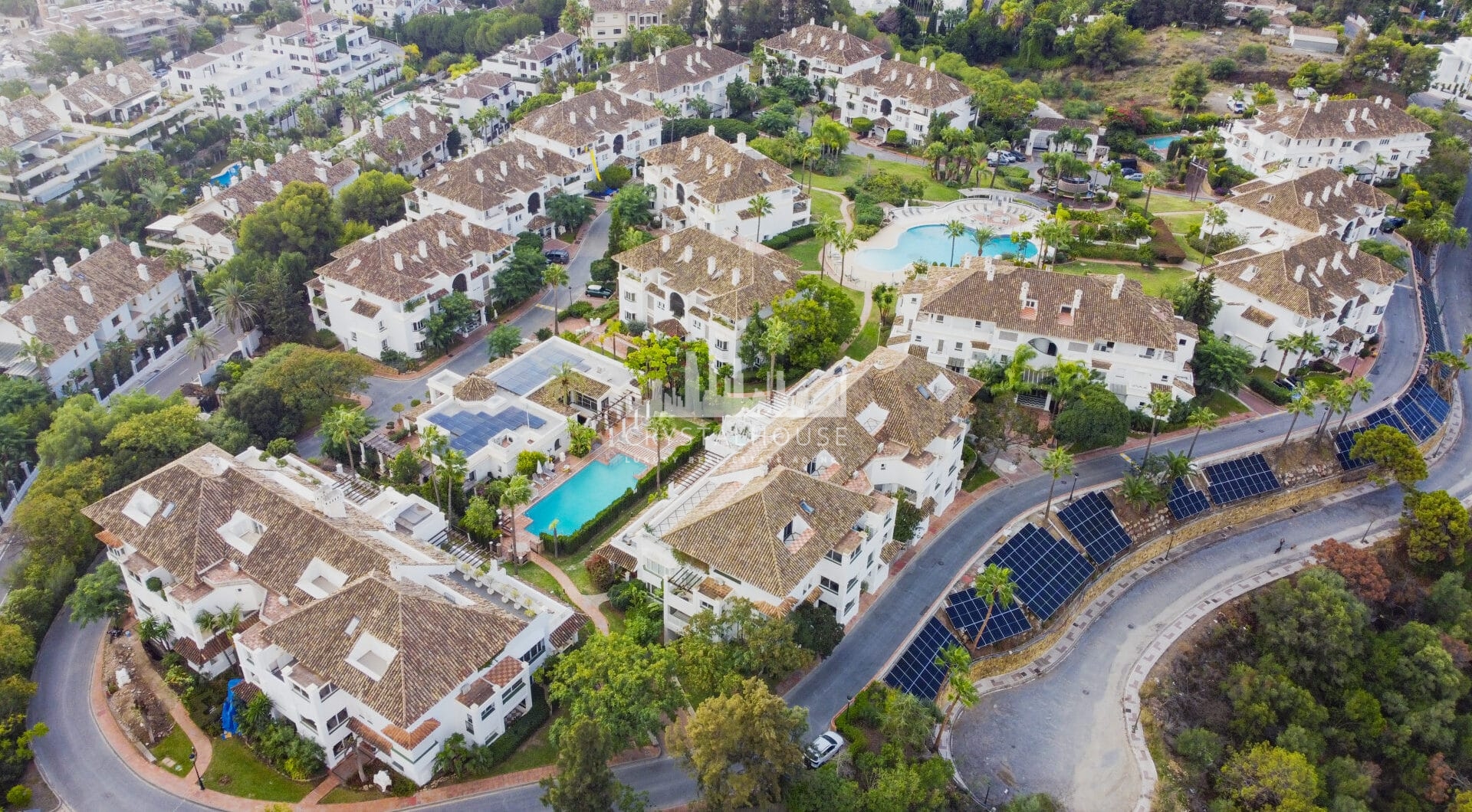 Imponujące trzy sypialnie parter apartament położony w wyłącznej społeczności Monte Paraiso, Marbella