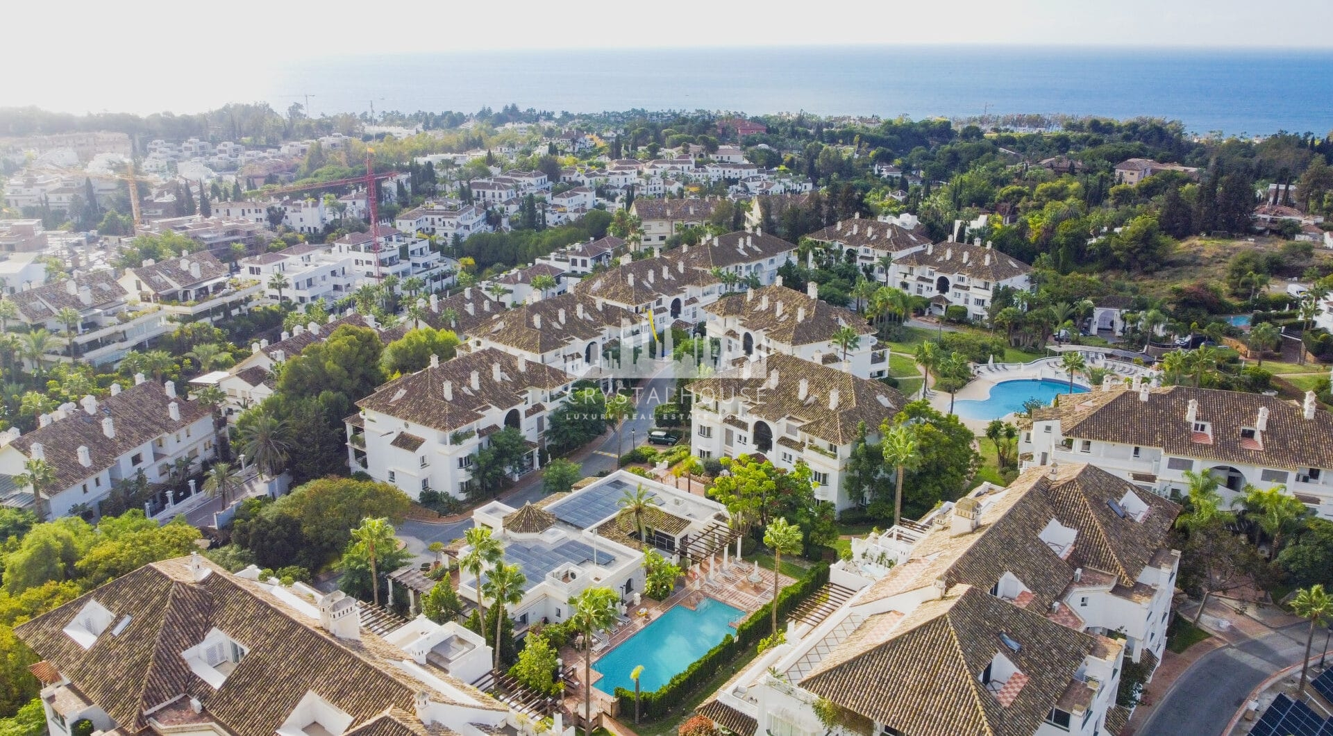 Imponujące trzy sypialnie parter apartament położony w wyłącznej społeczności Monte Paraiso, Marbella