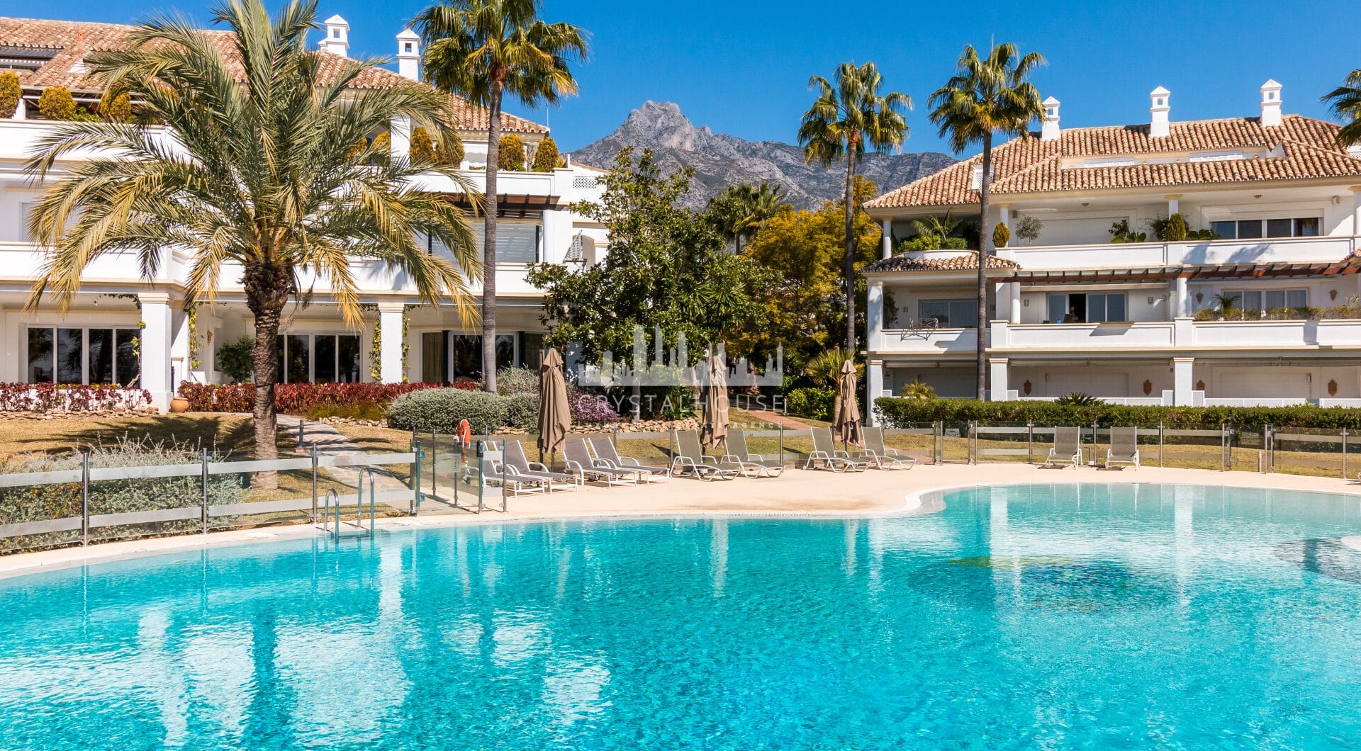 Imponujące trzy sypialnie parter apartament położony w wyłącznej społeczności Monte Paraiso, Marbella