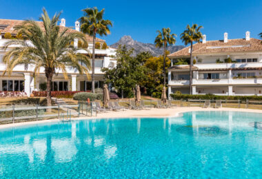 Imponujące trzy sypialnie parter apartament położony w wyłącznej społeczności Monte Paraiso, Marbella