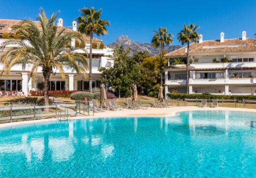 Imponujące trzy sypialnie parter apartament położony w wyłącznej społeczności Monte Paraiso, Marbella