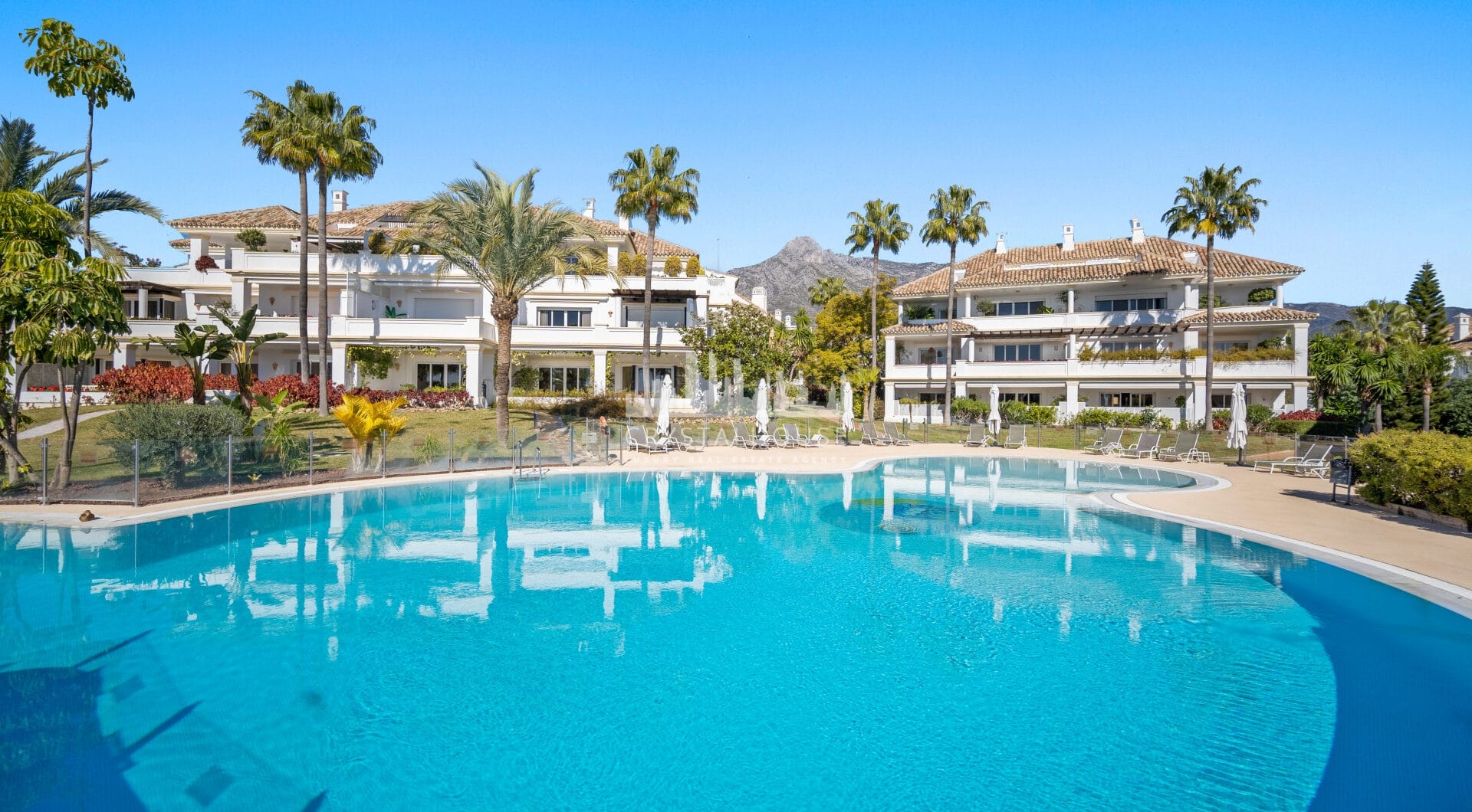 Imponujące trzy sypialnie parter apartament położony w wyłącznej społeczności Monte Paraiso, Marbella