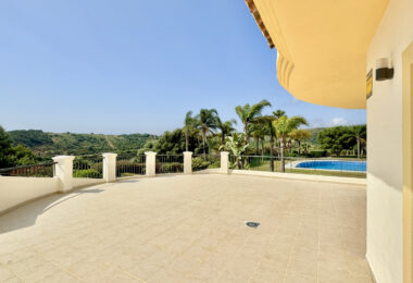 Luxurious Unfurnished apartment with parking space and storage room for long term rental in Urb. San Roque Club