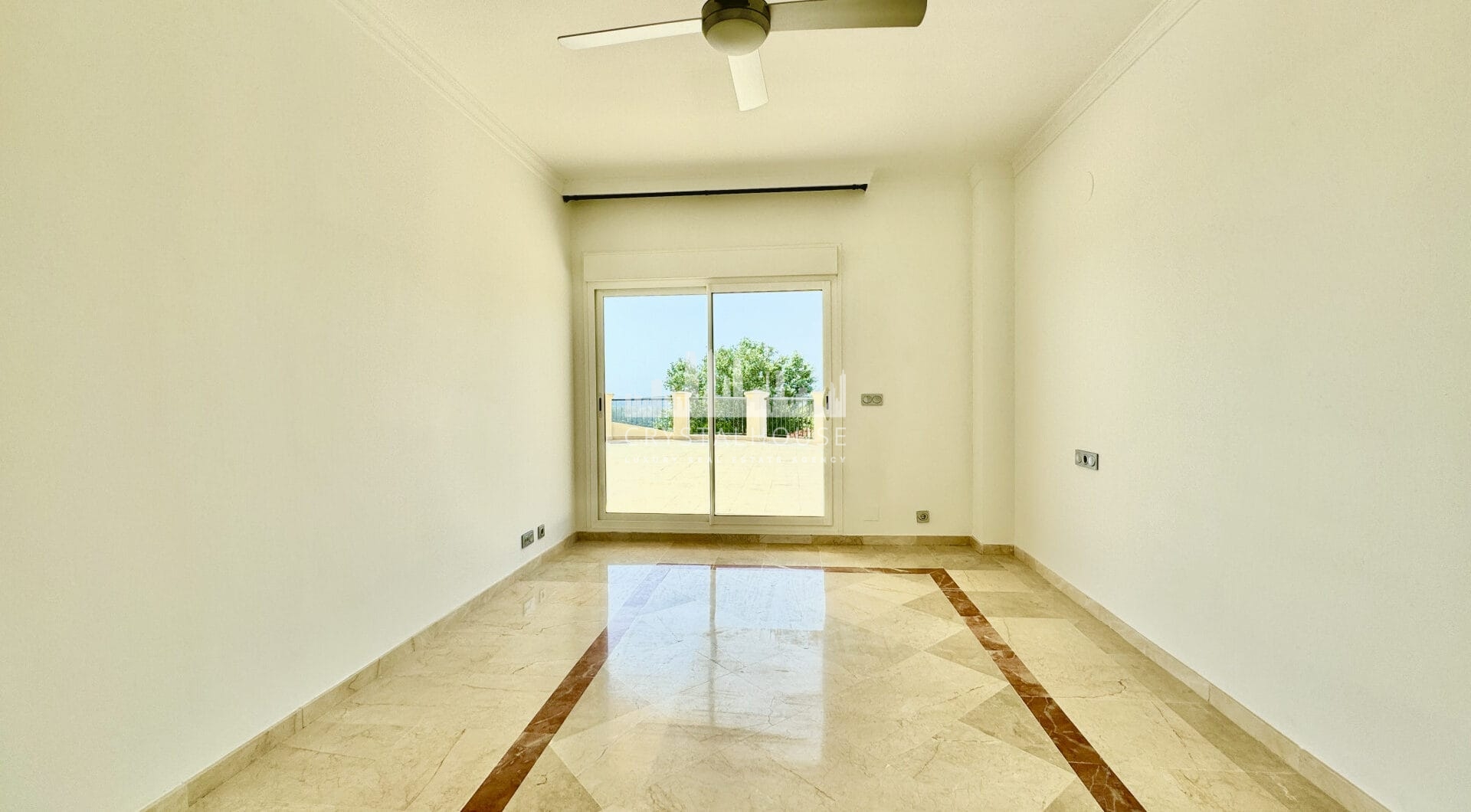 Luxurious Unfurnished apartment with parking space and storage room for long term rental in Urb. San Roque Club